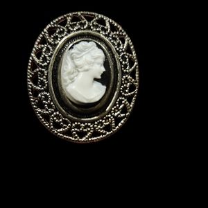 Cameo brooch black white